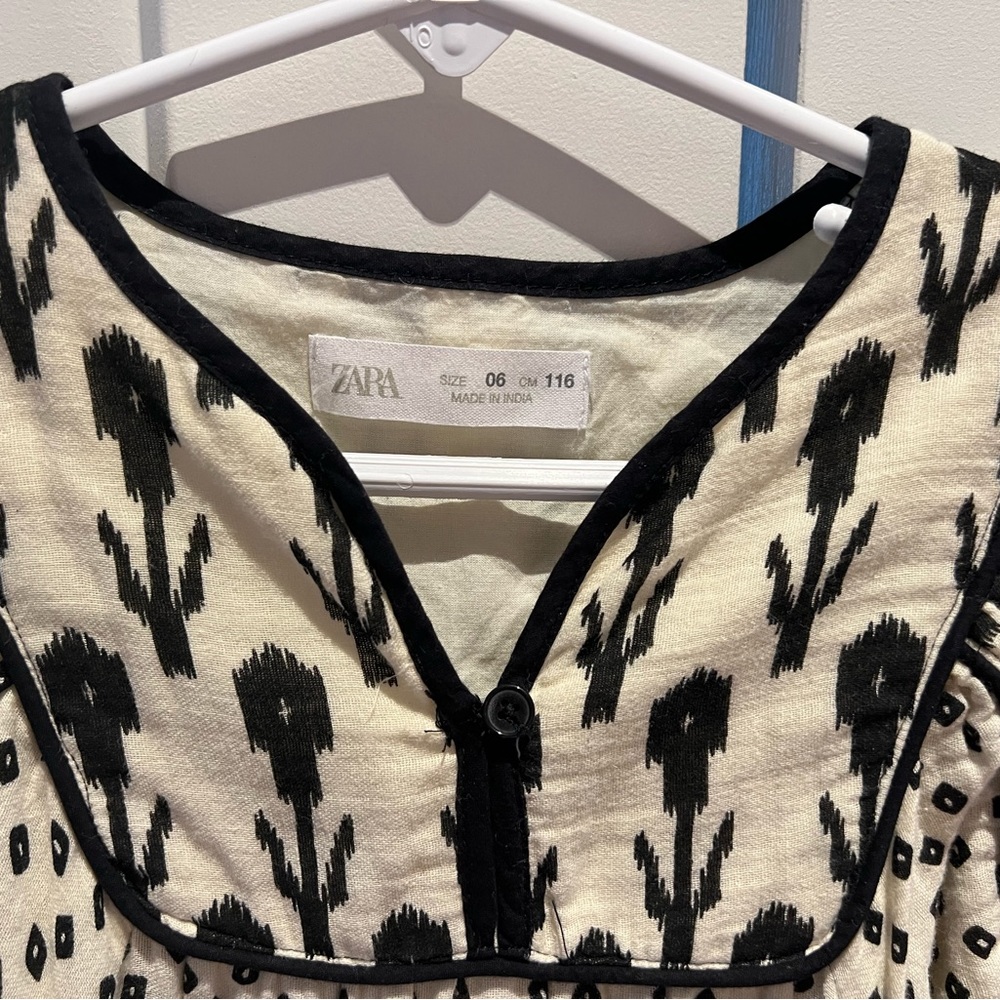 Zara dress in size 6. Used only a few times and in great condition. No stains.